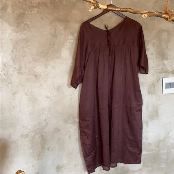 Oversized dress with gathered detail in coffee - Picture 8 of 8